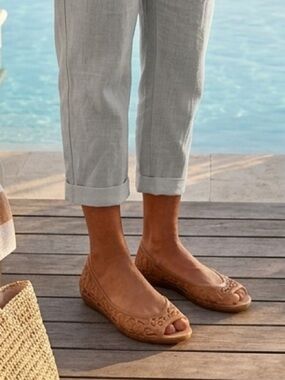 CROCS Women's Tan Laser-Cut Peep-Toe Flats waterproof size 9